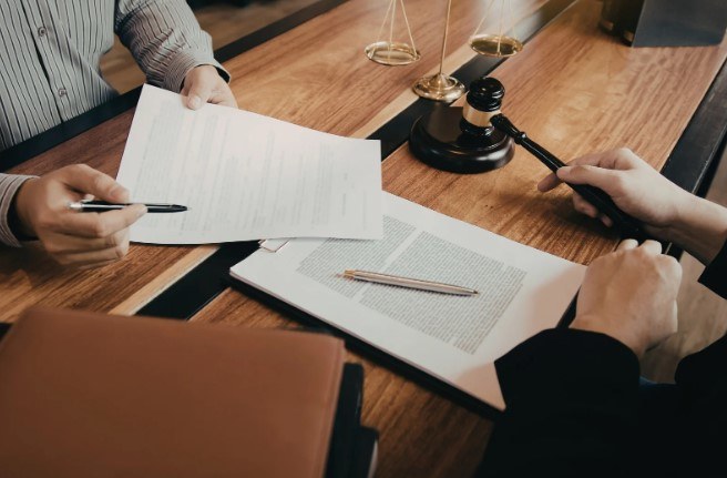 В каких случаях необходим криминальный адвокат и как он может помочь