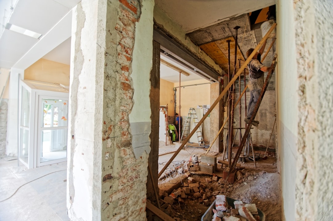 Перші кроки ремонту квартири з акцентом на вікна, двері та балкони