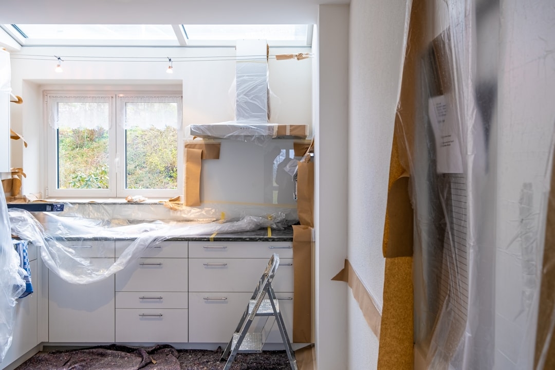 Ремонт в квартирах: час проведення робіт для вікон, дверей та балконів